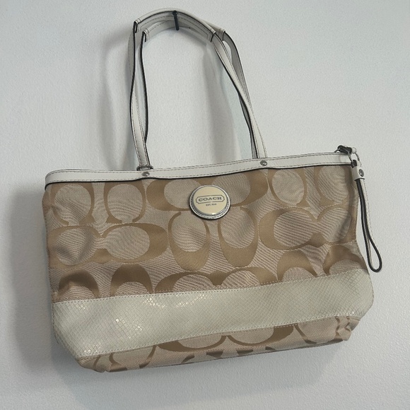 Coach signature handbag - Picture 1 of 4